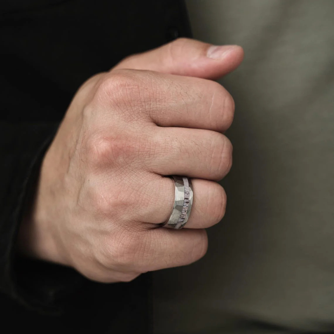 Vintage Men Stainless Steel Rings Fashion Silvery Hammered with Deer Antler Inlay Stripe Finish Rings For Men/Women Wedding Band 251224