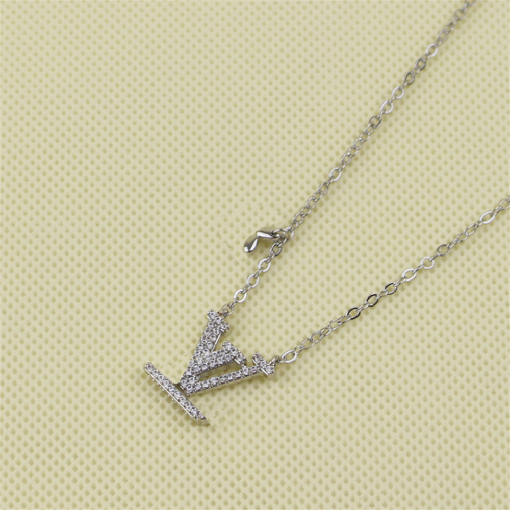 Never Fading 18K Gold Plated Designer Luxury Brand Pendants Necklaces Stainless Steel Letter Choker Fashion Pendant Necklace Beads Chain Jewelry Accessories