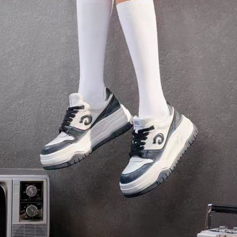 2025 Designer Fashion New Thick soled Sports Shoes for Women, Retro White Shoes