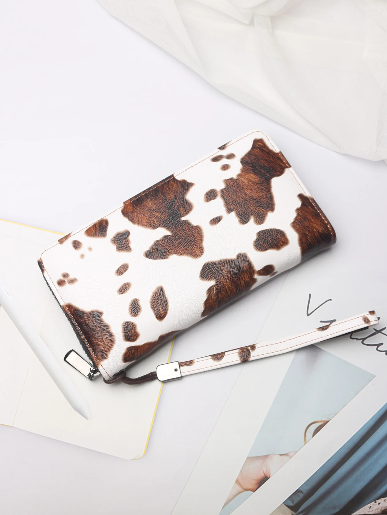 Mens Cow Print PU Wallet with Wrist Strap 20cm Large Bifold Zipper Wallet Holds Phone Cash Cards for Travel Business Daily 251225