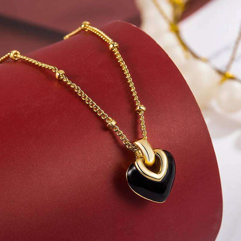 The 925 sterling silver retro red oil-dripping heart pendant is a new trendy collarbone chain necklace and wedding jewe 25N1226