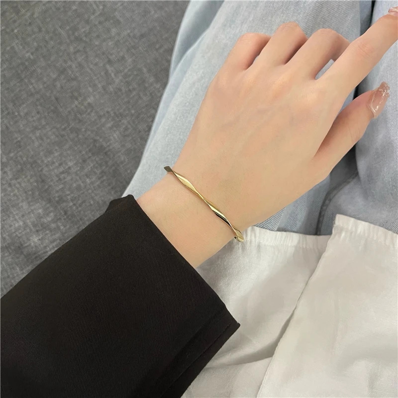 Golden Charm Bangles for Women Minimalism Fashion Twisted Couple Cuff Bracelet 2023 Trendy Jewelry Girls Wedding Gift 251219
