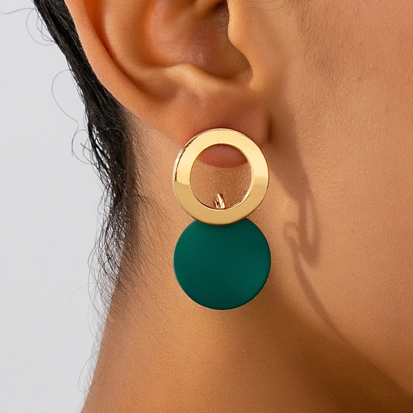 A Pair of Womens Earrings Wave Pattern Geometric Round Disc Stud Suitable for Daily and Vacation Wear 251219