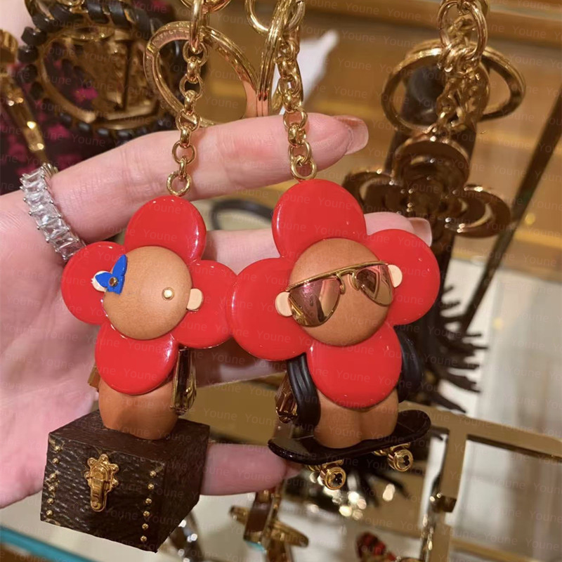 Designer Sunflower Monogram Vivi On The Slopes Bag Charm Luxury Summer Keychain Keying Bag Charms With Colorour L Letter Pendant Fashion Cartoon Womens Key Holder