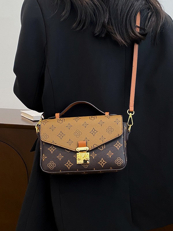 Designer 2025 new tote crossbody shoulder fashionable and high-quality handbag versatile bag essential fashion bags