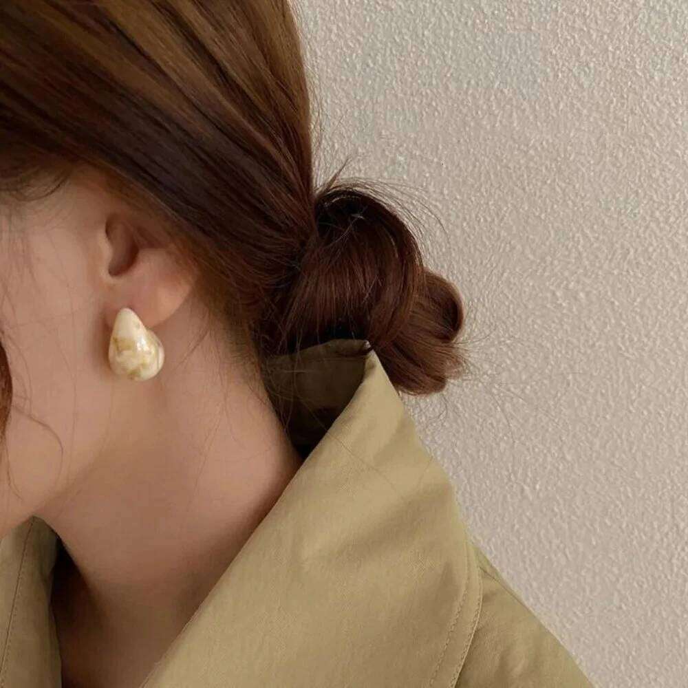 Retro Simple Amber Brown Stereo Geometry Comma Resin Dark Fringe Stud Earrings for Women Korean Charm Jewelry Accessories Gifts 25H1226