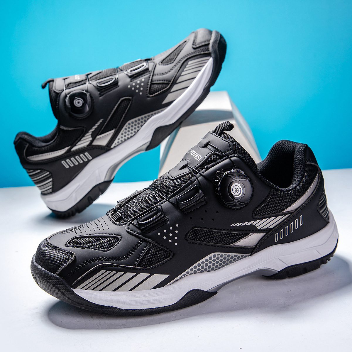 outdoor sports shoes New Rotating Buckle Casual Badminton Breathable Couple Style Lightweight Table Sports Men's Tennis Training Shoes