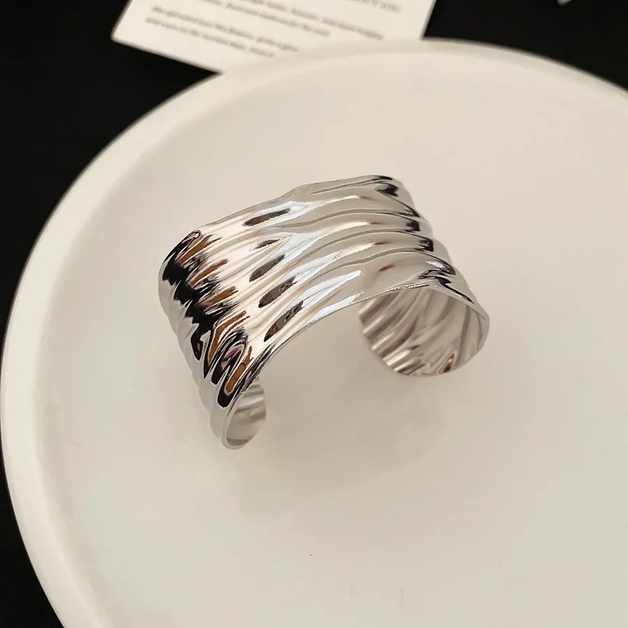 European and American Metal Pleated Bangles for Women Arm Ring Fashion Temperament Bracelet n Sense Hand Jewelry Gift 251219