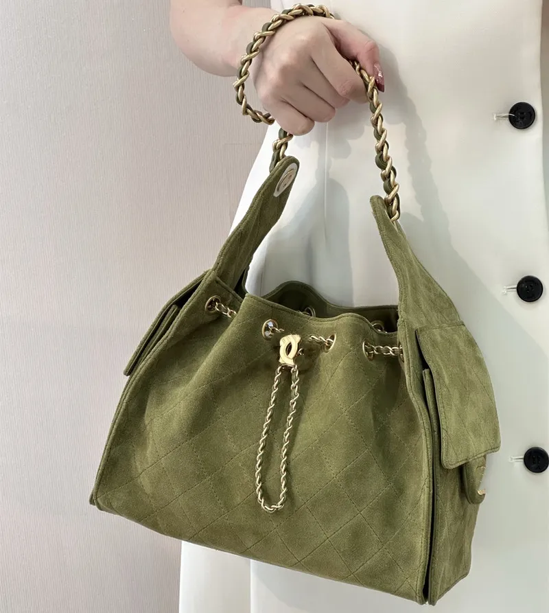 Designer's new high-end winter fashion leather drawstring bucket bag with diamond pattern quilting and chain shoulder strap - large capacity large-sized bag