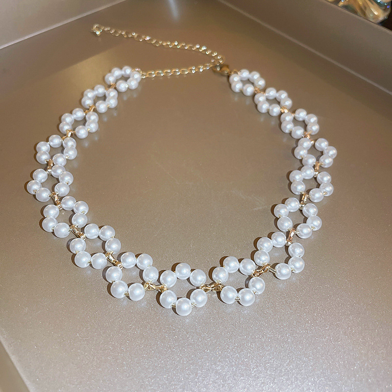 Luxury Creative Design Fashion Jewelry French Style Pleated Pendant Pearl Necklace Light Luxury High-End Clavicle Chain Women's Fashionable Elega