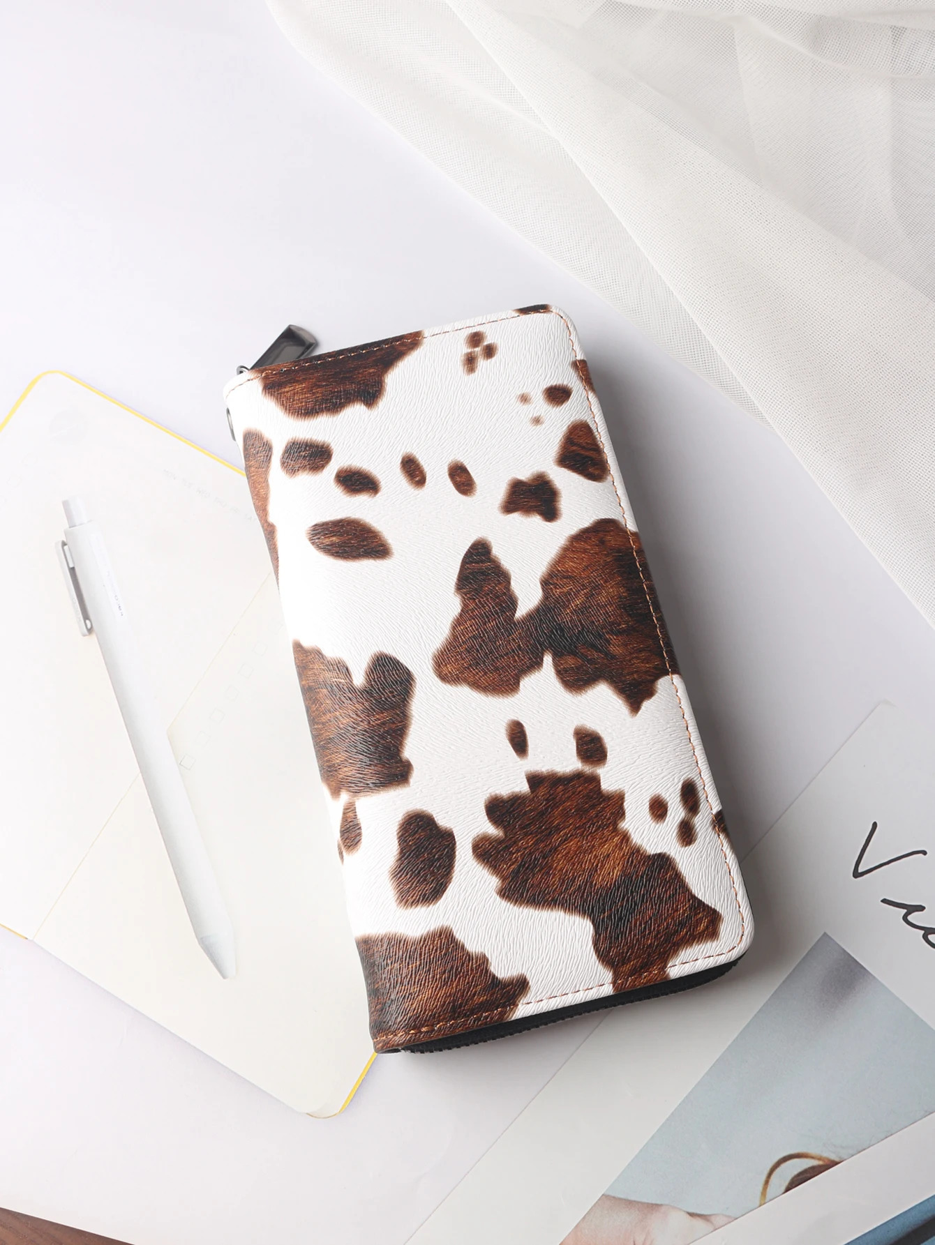 Mens Cow Print PU Wallet with Wrist Strap 20cm Large Bifold Zipper Wallet Holds Phone Cash Cards for Travel Business Daily 251225