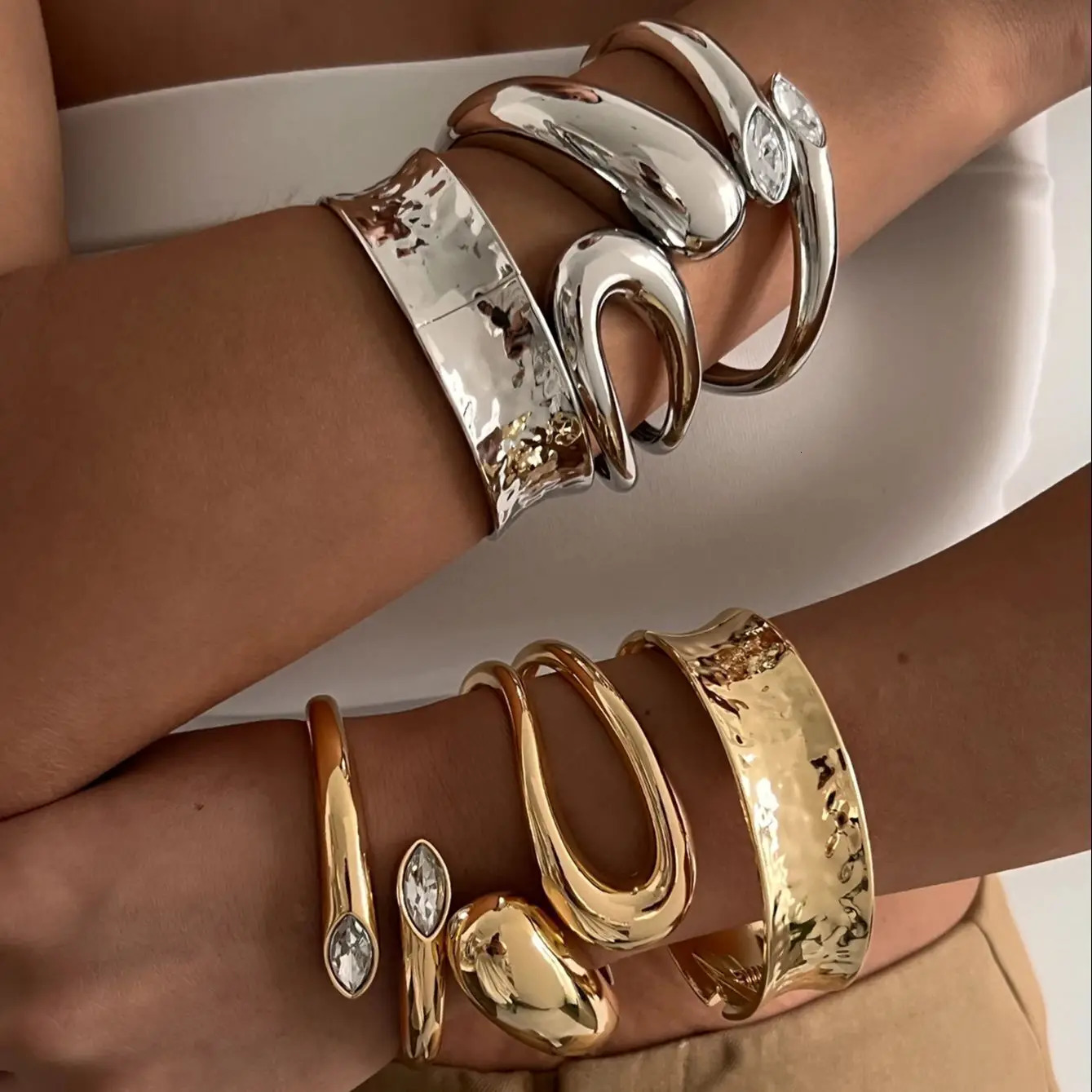 Salircon Fashion Simple Hollow Water Drop Shaped Curved Metal Spring Bangle Vintage Gold Color Steampunk Bracelet Jewelry 251219