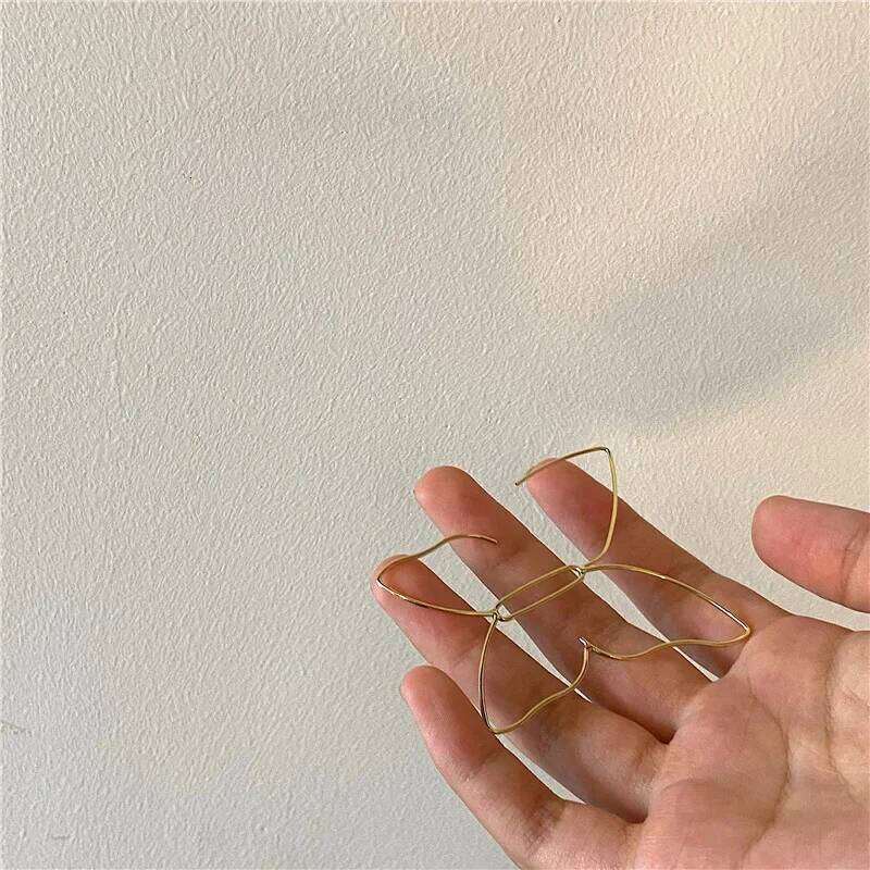 Personality Design Simple Geometric Hollow Butterfly Line Drop Dangle Earrings for Women Charm Exaggerate Stud Jewelry Accessory 25H1226