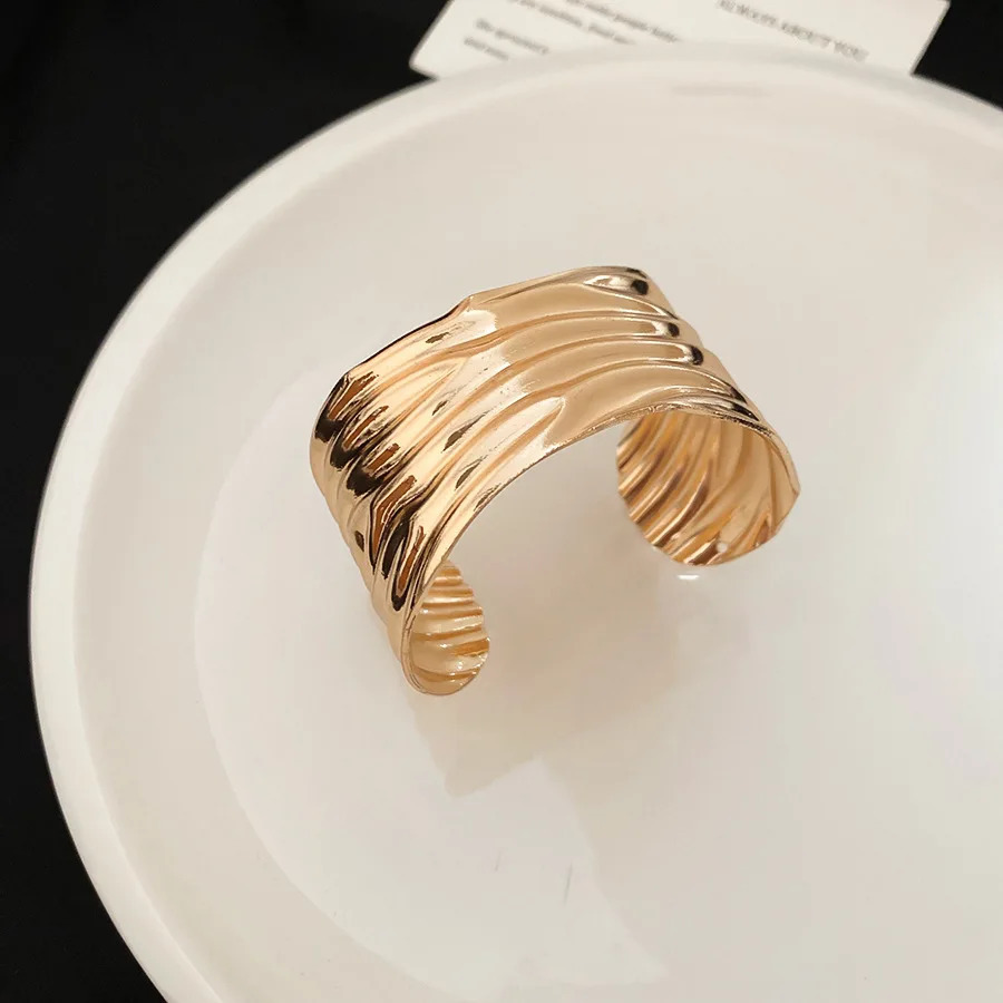 European and American Metal Pleated Bangles for Women Arm Ring Fashion Temperament Bracelet n Sense Hand Jewelry Gift 251219