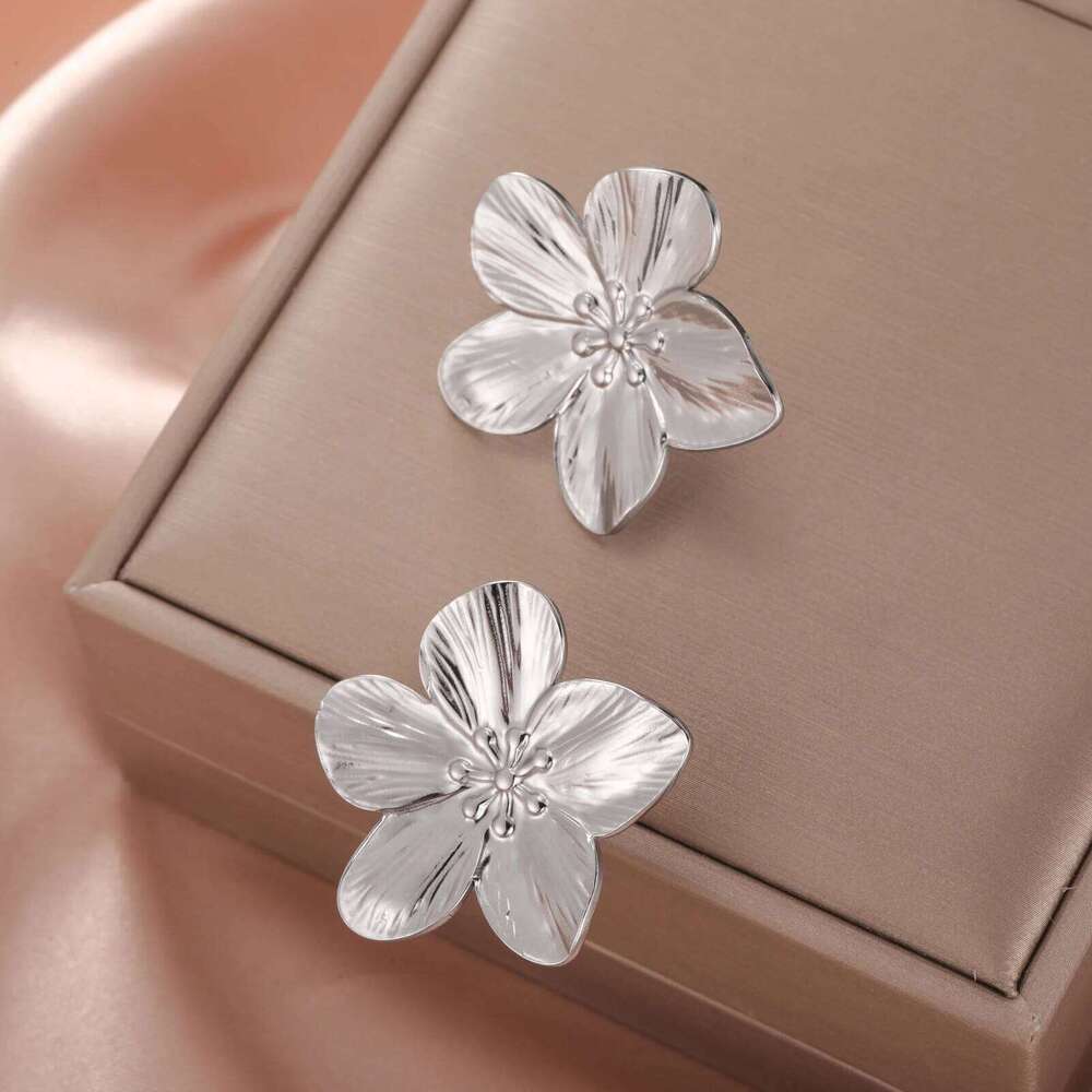 Unift Vintage Metal Flower Stud Earrings for Women Bohemian Gold Color Stainless Steel Earring Statement Stylish Simple Jewelry 25H1226
