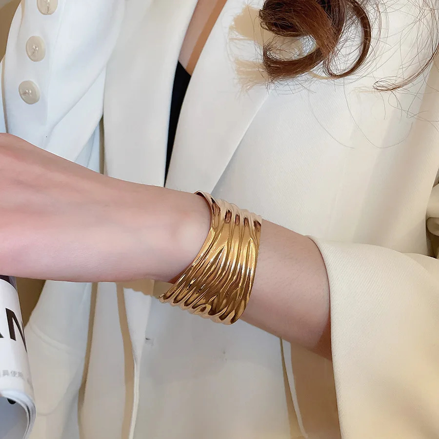 European and American Metal Pleated Bangles for Women Arm Ring Fashion Temperament Bracelet n Sense Hand Jewelry Gift 251219