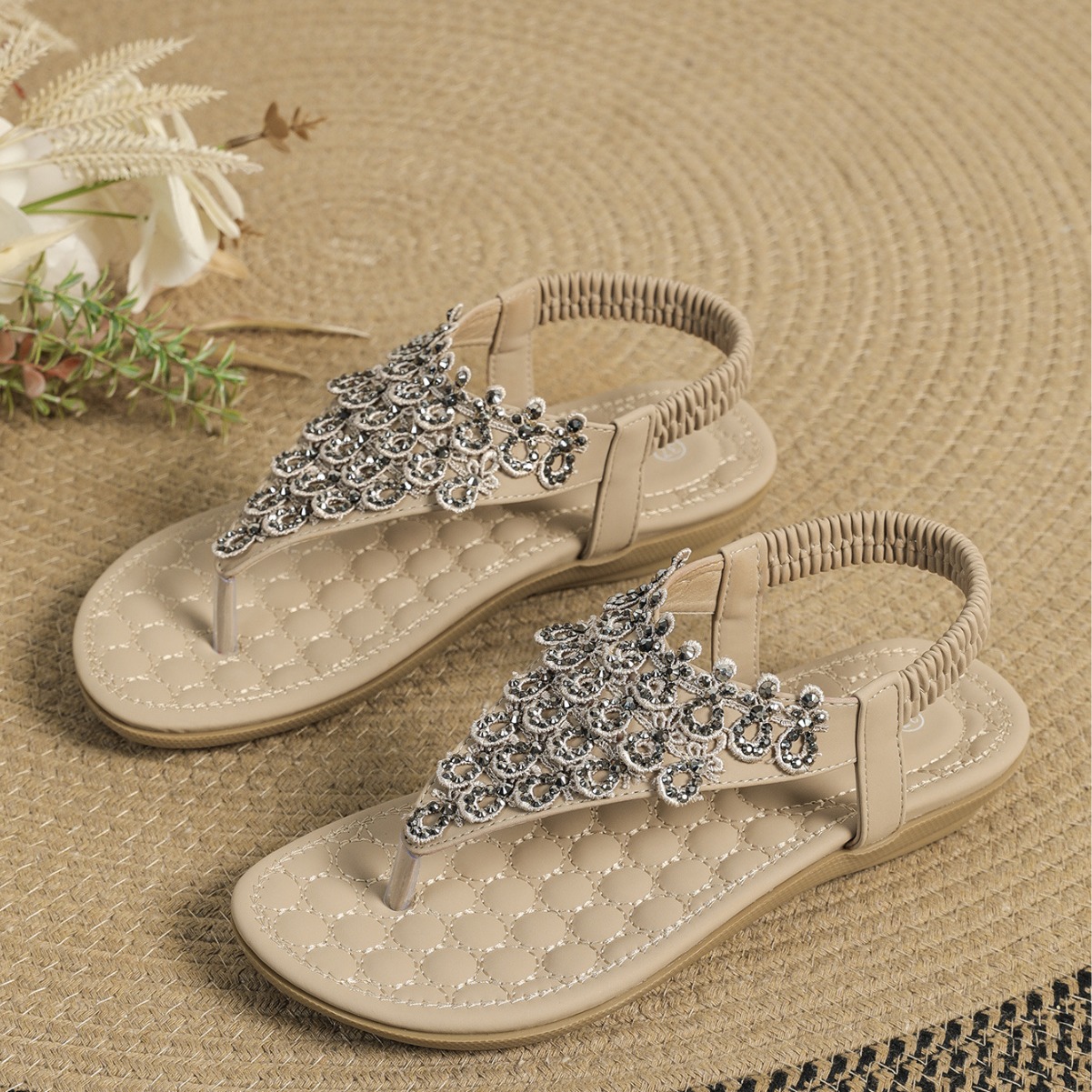 New Design Slippers Women Flat sandals Bohemian style clipped Slippers Cross-border Large Size Rhinestone slippers 36-43 Free shipping