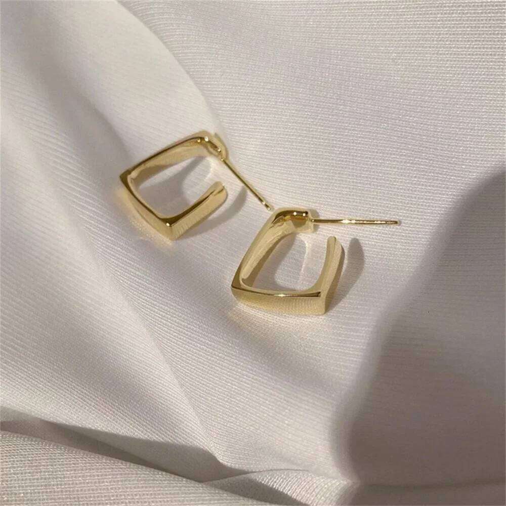 2024 New Simple Geometric U-Shaped For Women Fashionable Gold Color Irregular Earrings Trendy Jewelry Accessories 25H1226