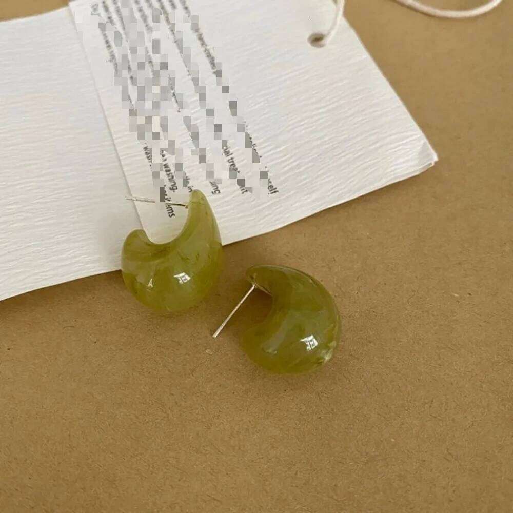 Retro Simple Amber Brown Stereo Geometry Comma Resin Dark Fringe Stud Earrings for Women Korean Charm Jewelry Accessories Gifts 25H1226