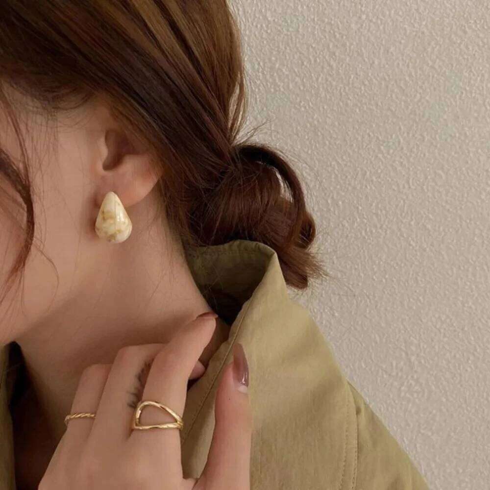 Retro Simple Amber Brown Stereo Geometry Comma Resin Dark Fringe Stud Earrings for Women Korean Charm Jewelry Accessories Gifts 25H1226