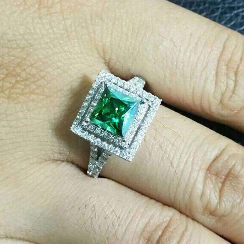 Huitan Princess Shaped Luxury Women Ring Inlaid Sparkling Green CZ Noble Wedding Anniversary Trendy Accessories Jewelry Gift