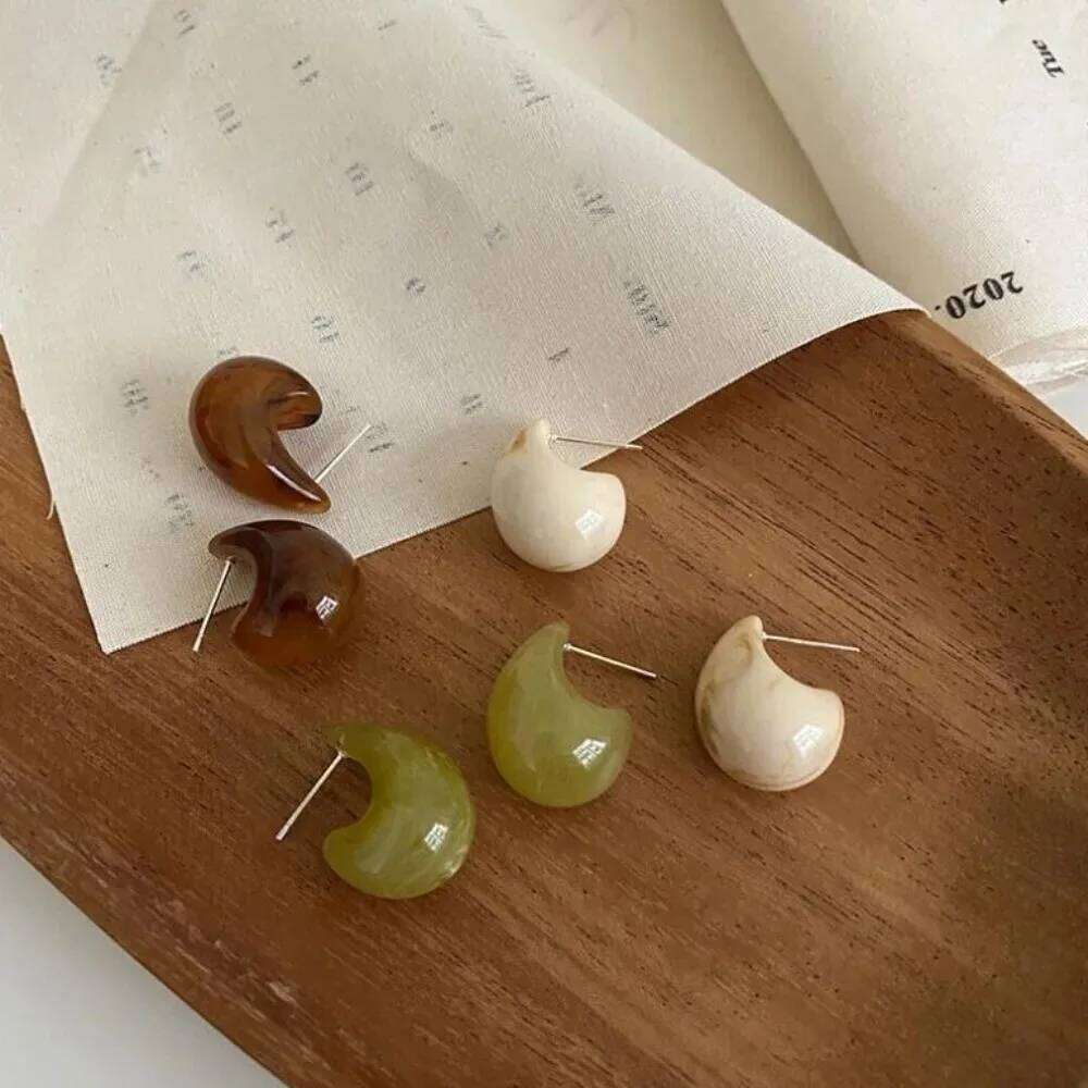 Retro Simple Amber Brown Stereo Geometry Comma Resin Dark Fringe Stud Earrings for Women Korean Charm Jewelry Accessories Gifts 25H1226