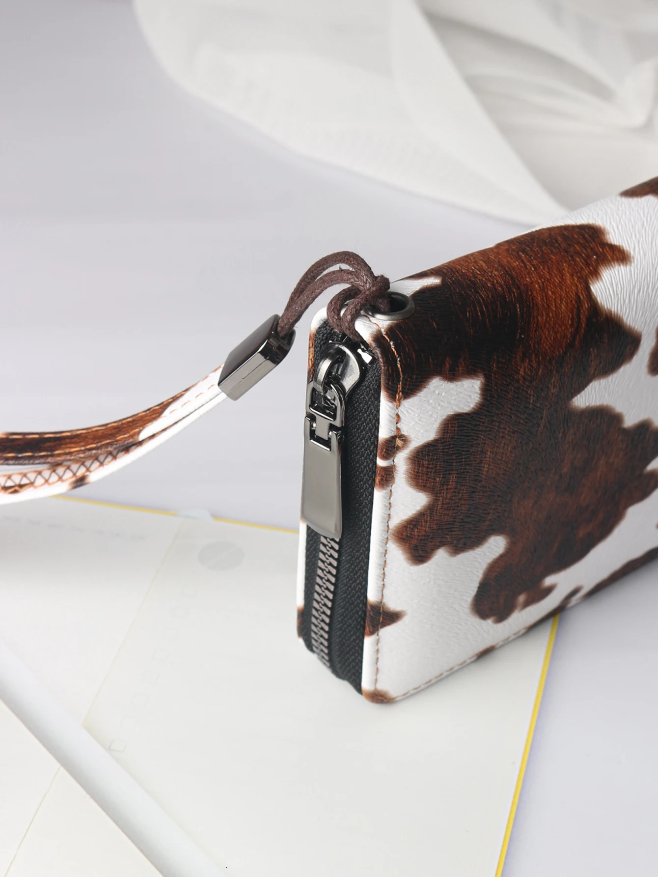 Mens Cow Print PU Wallet with Wrist Strap 20cm Large Bifold Zipper Wallet Holds Phone Cash Cards for Travel Business Daily 251225