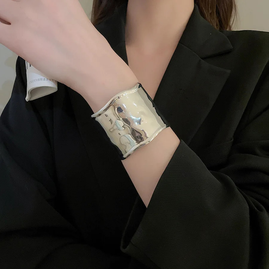 European and American Metal Pleated Bangles for Women Arm Ring Fashion Temperament Bracelet n Sense Hand Jewelry Gift 251219