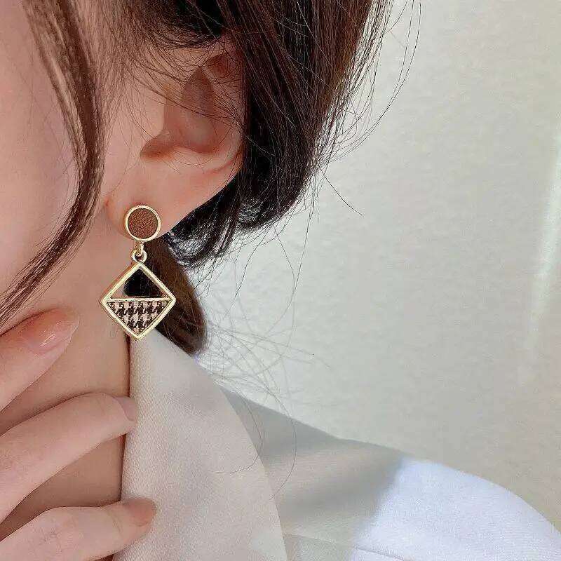 Korean Version of Women's Pearl with Elegant Geometric Contrasting Color Earrings, Retro Clip Without Ear Hole 25H1226