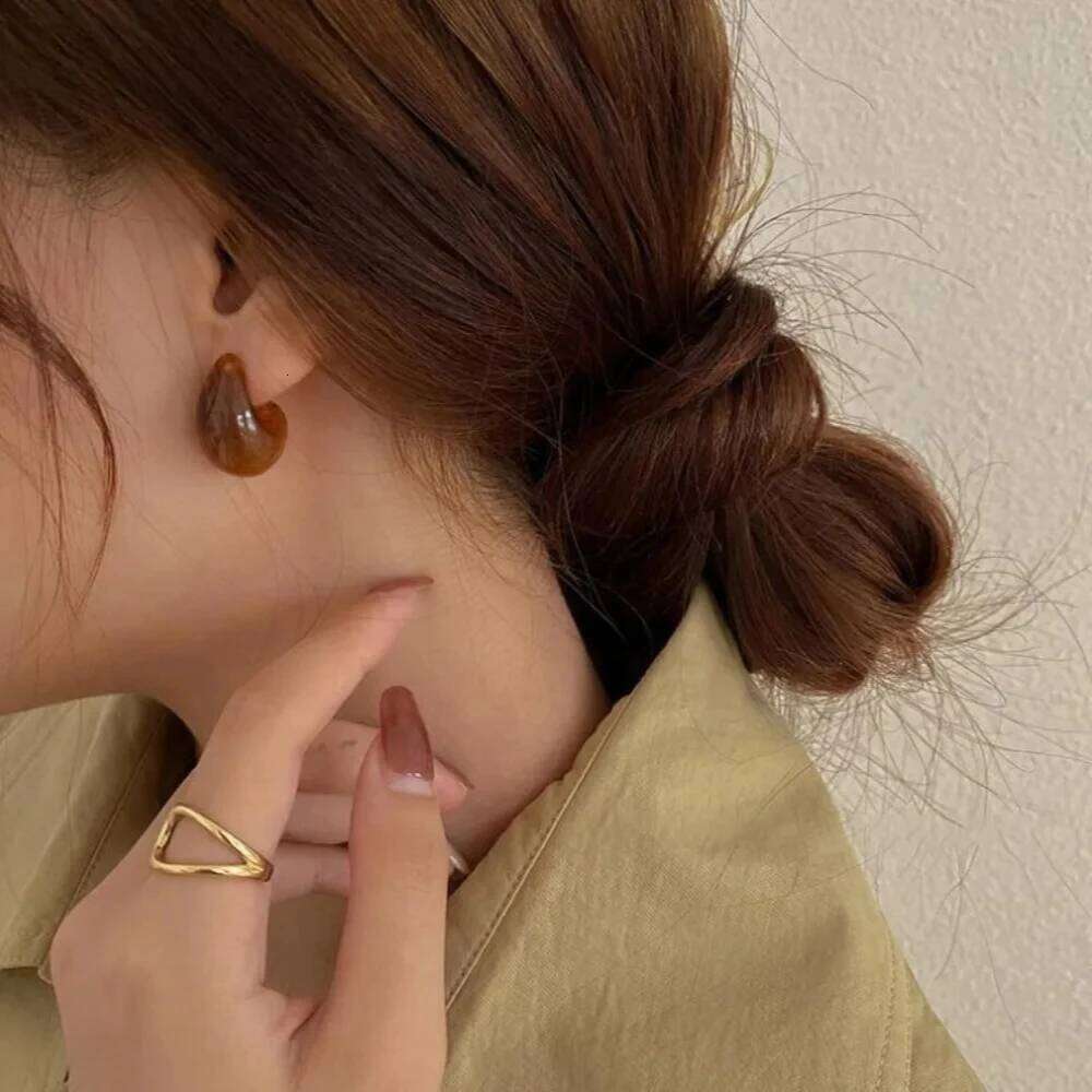 Retro Simple Amber Brown Stereo Geometry Comma Resin Dark Fringe Stud Earrings for Women Korean Charm Jewelry Accessories Gifts 25H1226