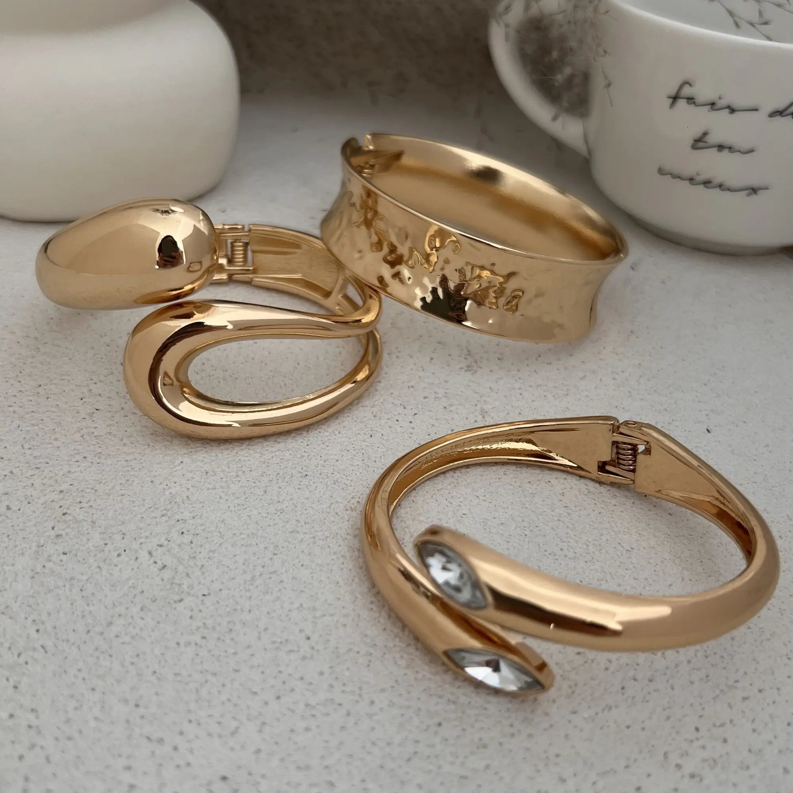 Salircon Fashion Simple Hollow Water Drop Shaped Curved Metal Spring Bangle Vintage Gold Color Steampunk Bracelet Jewelry 251219