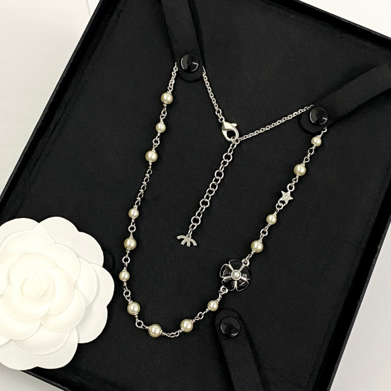 Pearl necklace designer Letter Necklaces luxury Medieval chain Camellia Flower Necklaces Pearl circle necklace Retro diamond inlay chains EXW2512263