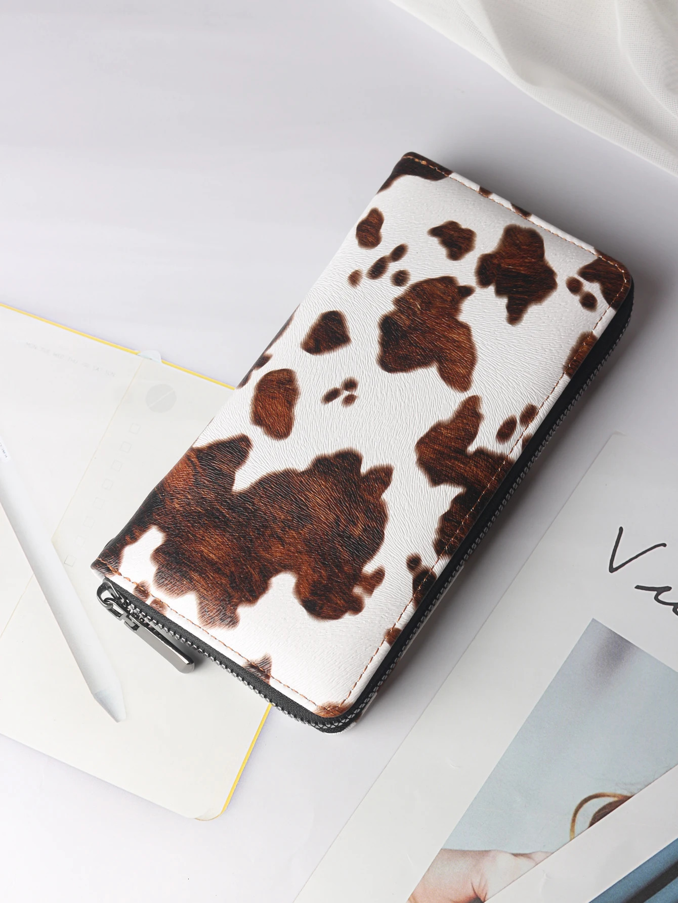 Mens Cow Print PU Wallet with Wrist Strap 20cm Large Bifold Zipper Wallet Holds Phone Cash Cards for Travel Business Daily 251225