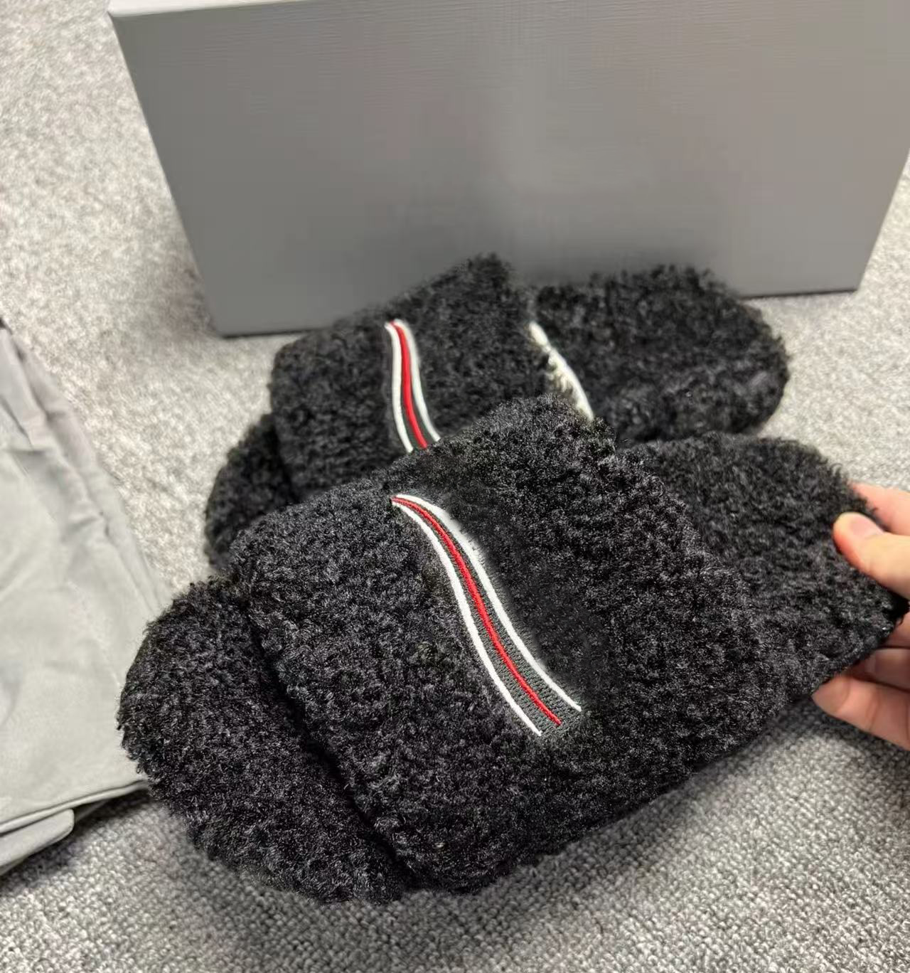 Designer Women Fur Slides Furry Slippers Designer Mules Fall Winter Homewear Slide Men Footwear Paris Luxury Comfortable Fuzzy Flip Flop Fluffy Wool High-quality