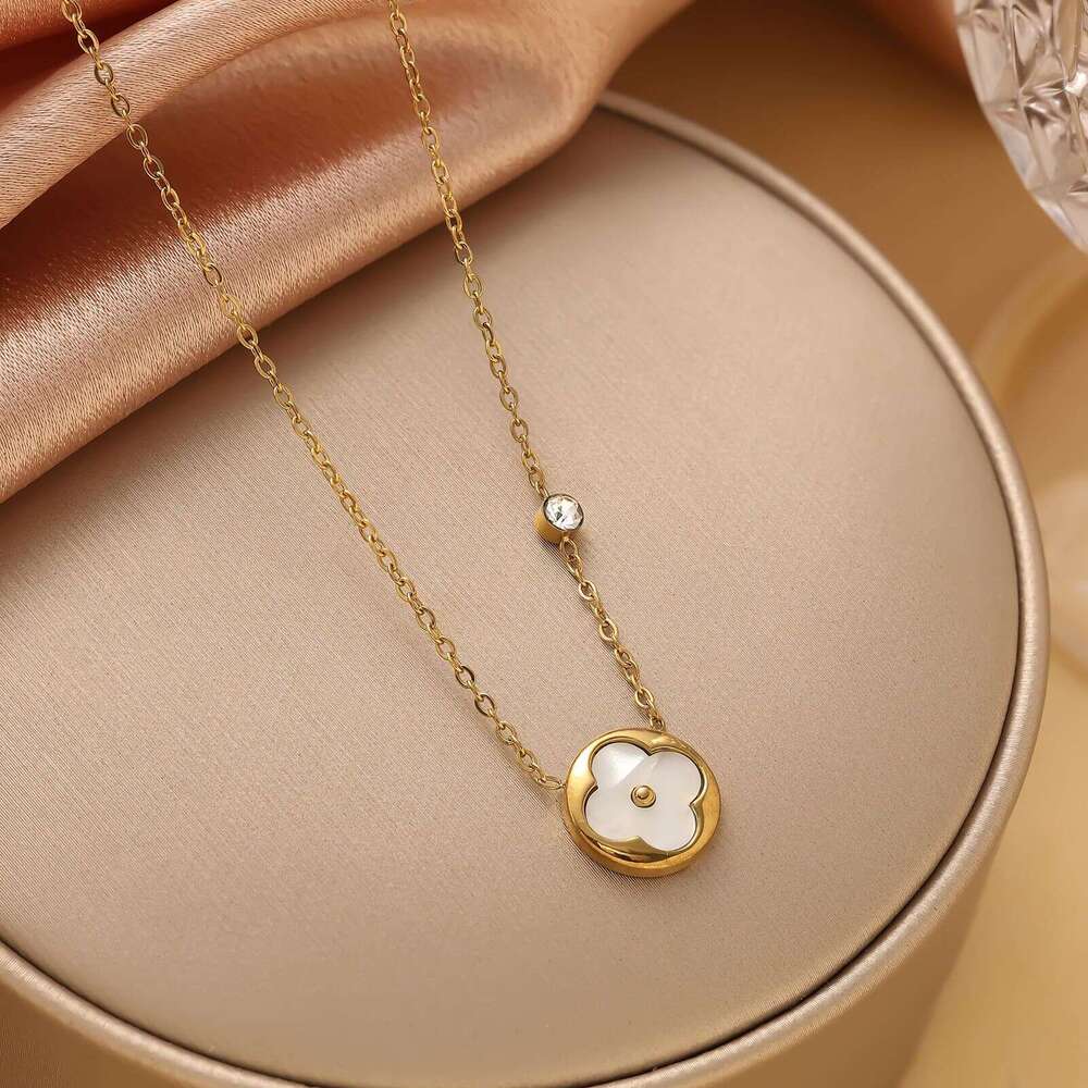 Four-Leaf Clover Mother-of-Pearl for Women, Versatile Design, Exquisite and High-End Lucky Clover, Light Luxury, Niche Style, Elegant Necklace