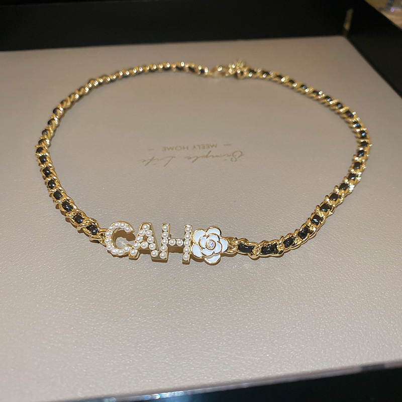 Luxury Creative Design Fashion Jewelry French Style Pleated Pendant Pearl Necklace Light Luxury High-End Clavicle Chain Women's Fashionable Elega