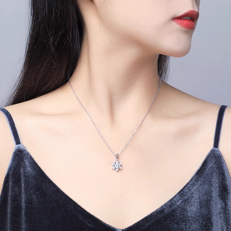 Fashionable Moissanite Inlaid Design Snowflake Necklace Accessory Charm Girl Pendant Light Luxury Niche High End Feeling Collarbone Chain