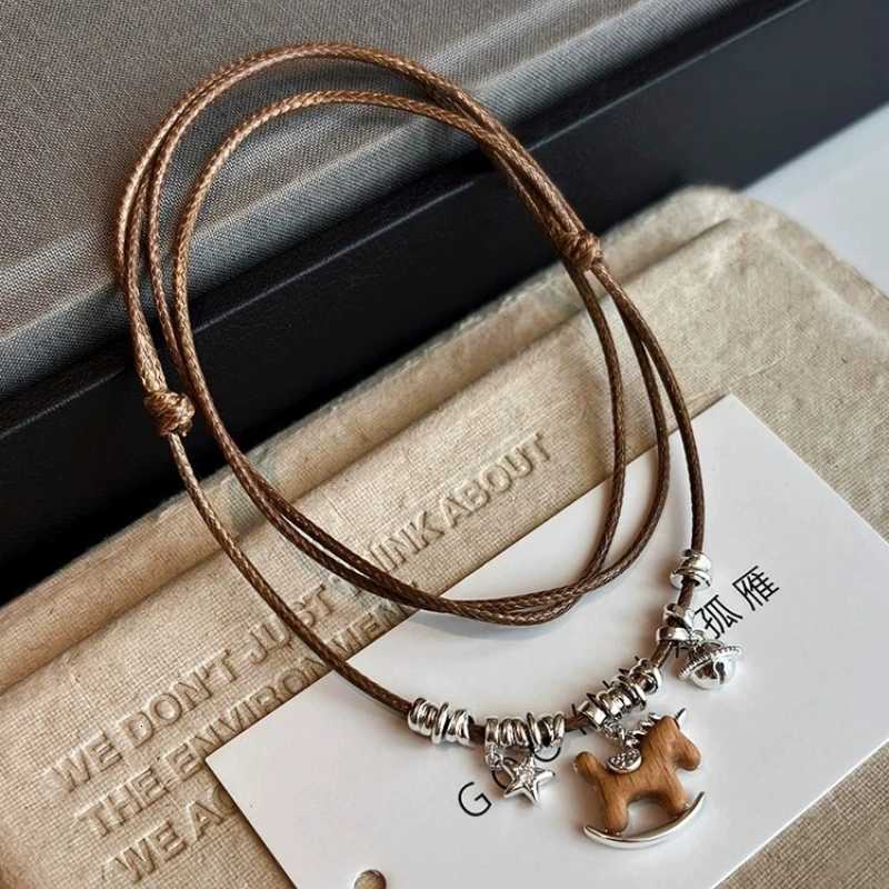 luxury Elegant Horse Pendant Long Necklace for Women Simple Horse Design Versatile Luxury Sweater Chain Vintage Style Accessories M251227