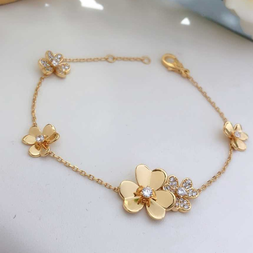 Charm Bracelets S925 sterling silver plated 18-karat gold three-flower ladies bracelet High quality The golden flower gift