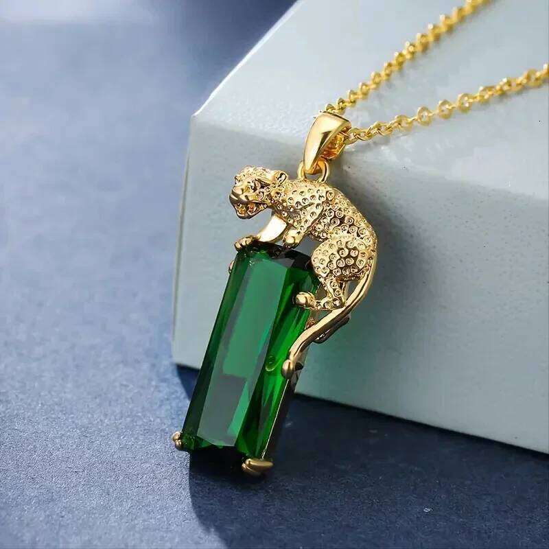 Huitan Fashion Luxury Leopard Pendant Necklace Lady Gold Color Bright Green Crystal Stone Accessories Female Party Jewelry