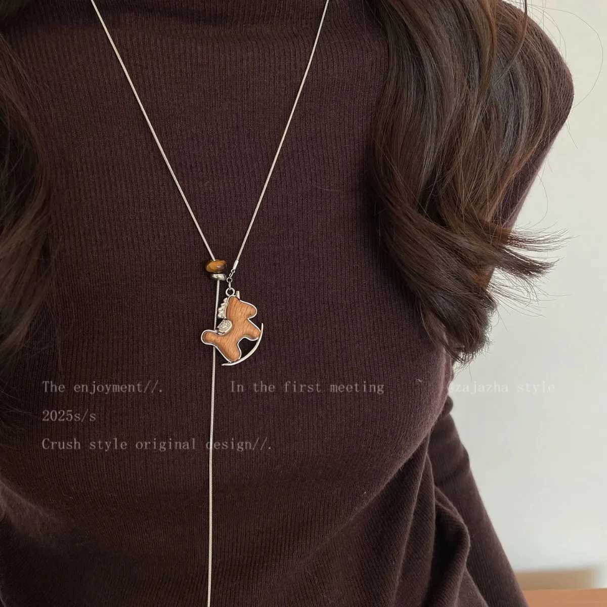 luxury Fashion Vintage Cute Wooden Small Horse Pendant Necklace for Women Rhinestone Pony Animal Adjustable Long Sweater Chain Jewelry M251227