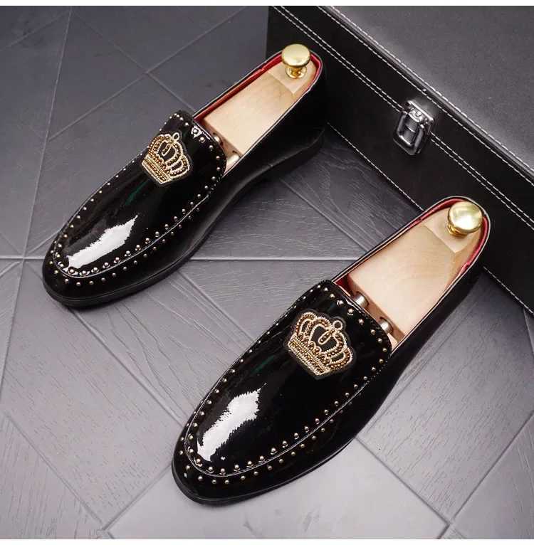 Luxury Men Casual Shoes Patent Leather Pointed Toe Embroider Crown Business Leisure Black Wedding Dress Shoes Man Shoes for Men Z251227