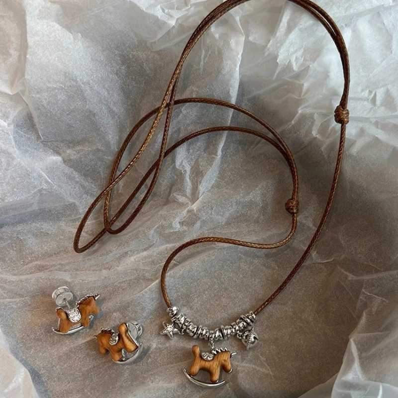 luxury Elegant Horse Pendant Long Necklace for Women Simple Horse Design Versatile Luxury Sweater Chain Vintage Style Accessories M251227