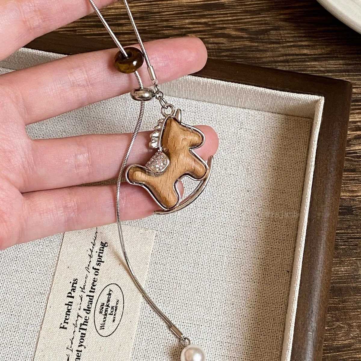 luxury Vintage Cute Wooden Small Horse Pendant Necklace for Women Autumn and Winter Design Adjustable Long Sweater Chain Charm Jewelry M251227