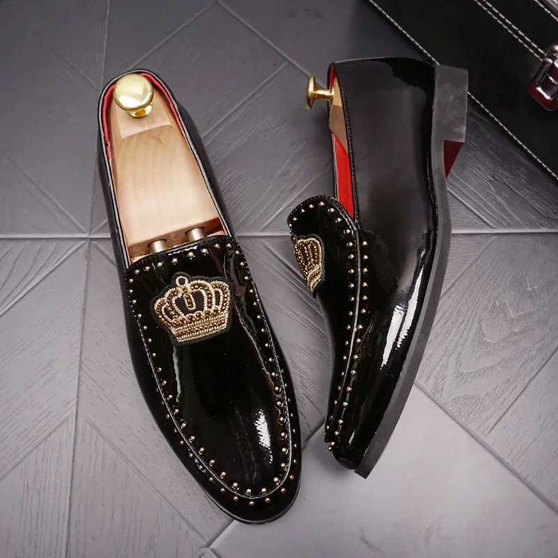 Luxury Men Casual Shoes Patent Leather Pointed Toe Embroider Crown Business Leisure Black Wedding Dress Shoes Man Shoes for Men Z251227