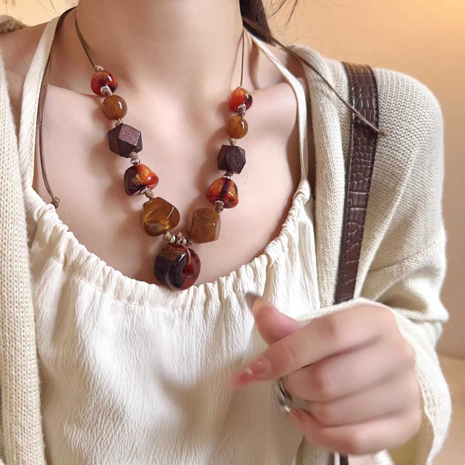 Autumn and Winter Maillard Tiger Eye Stone Beaded Necklace for Women Light Luxury Elegant and High-End Sweater Chain Retro Simple Accessories M251227