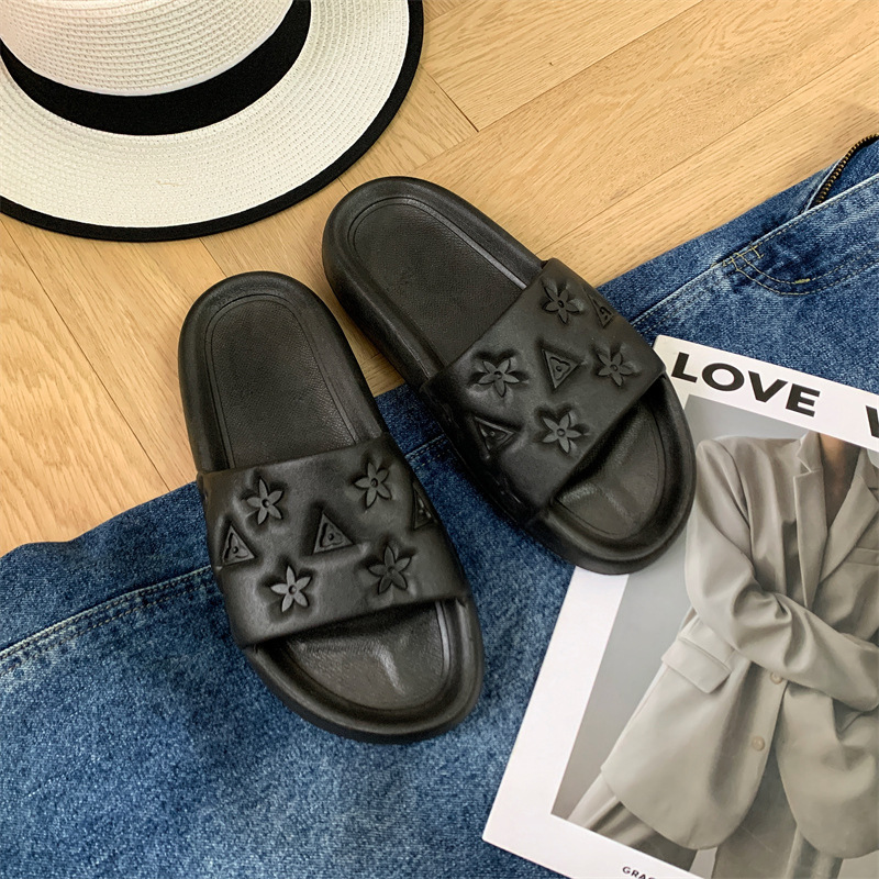 luxury Slippers PVC Couple Slippers 2026 New Unisex Outdoor Indoor Flip Flops Macaron Colors Embossed Trendy