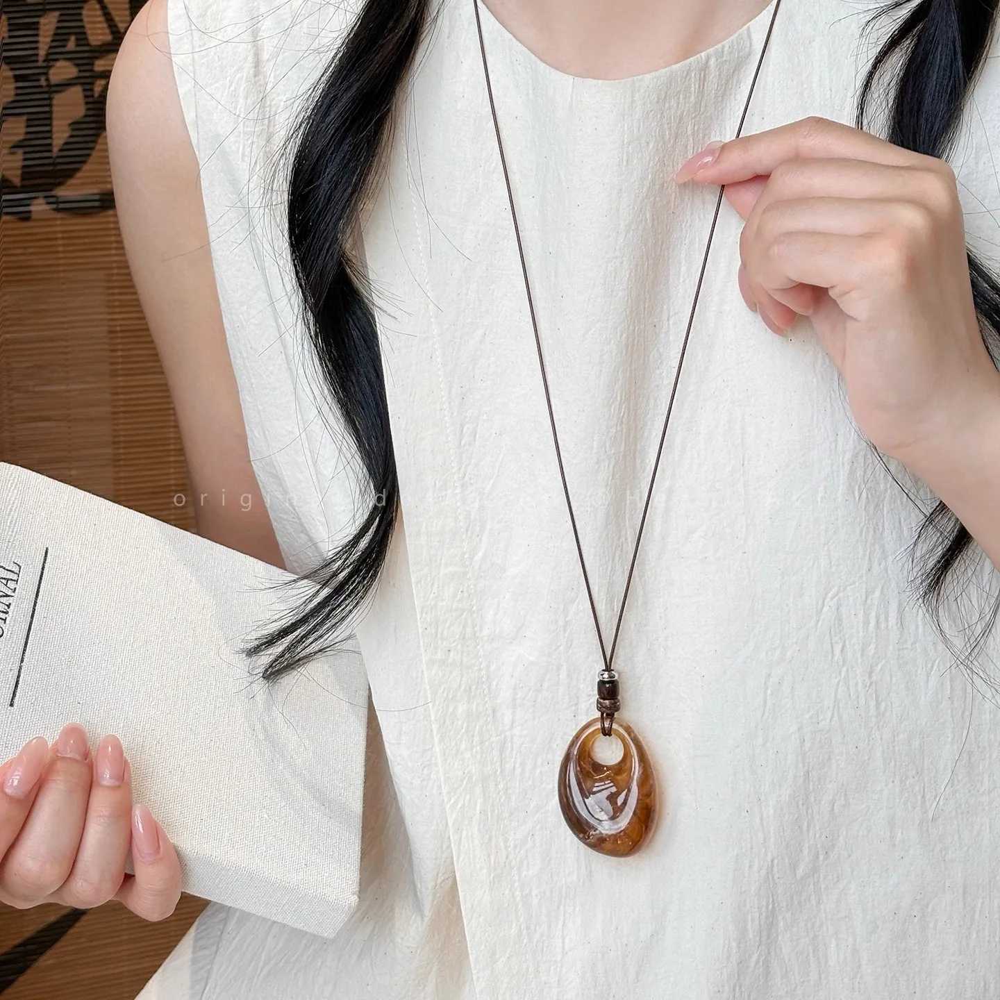 Autumn and Winter Maillard Tiger Eye Stone Beaded Necklace for Women Light Luxury Elegant and High-End Sweater Chain Retro Simple Accessories M251227