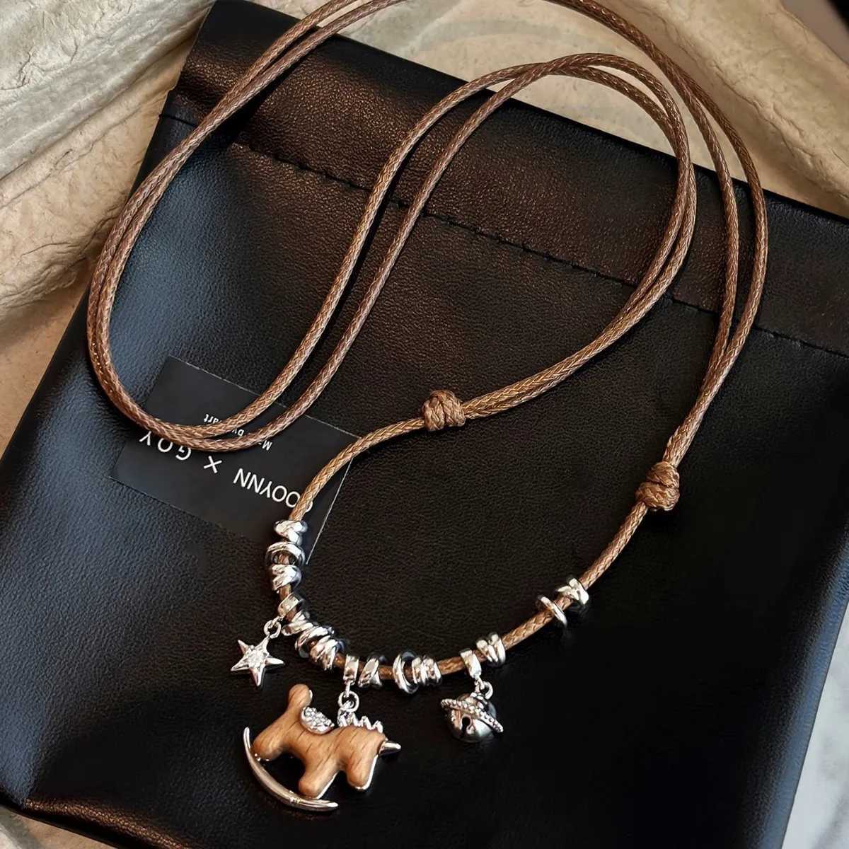 luxury Elegant Horse Pendant Long Necklace for Women Simple Horse Design Versatile Luxury Sweater Chain Vintage Style Accessories M251227