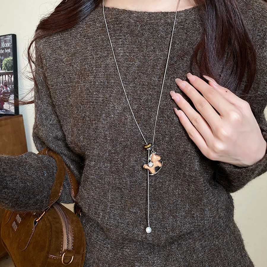 luxury Vintage Cute Wooden Small Horse Pendant Necklace for Women Autumn and Winter Design Adjustable Long Sweater Chain Charm Jewelry M251227